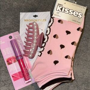 NWT KISSES 6 Pairs of Socks,Lip Gloss & Madison Tyler Hair Clip Set